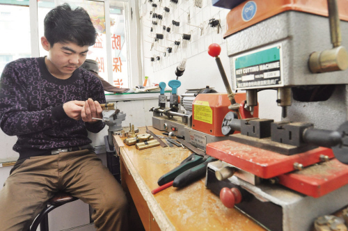 龙山镇开锁店为啥“牛号”频现 听开锁师傅讲什么锁最防盗