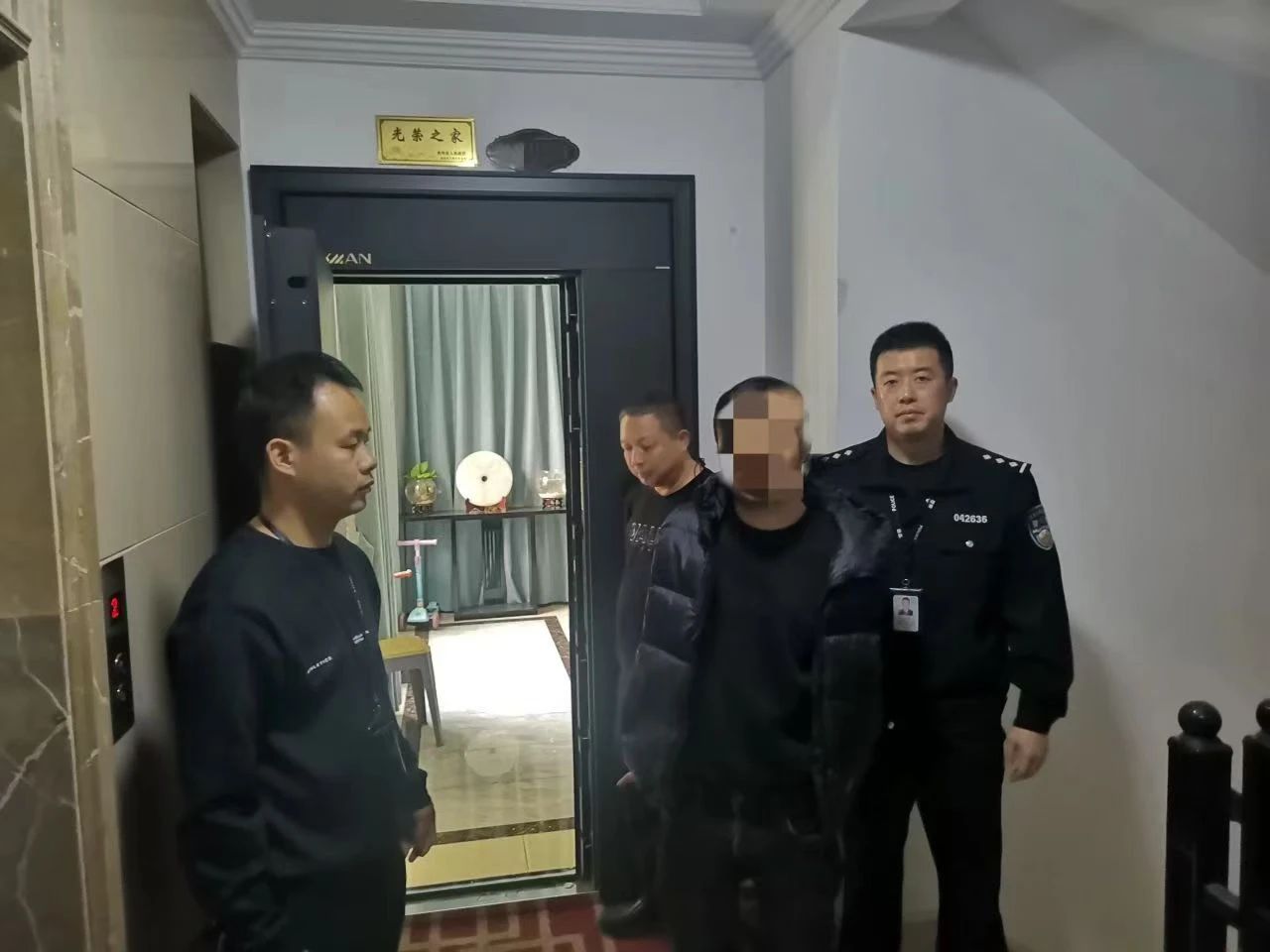龙山镇全副伪装仍被识别！双龙公安成功抓获一名撬锁盗窃嫌疑人